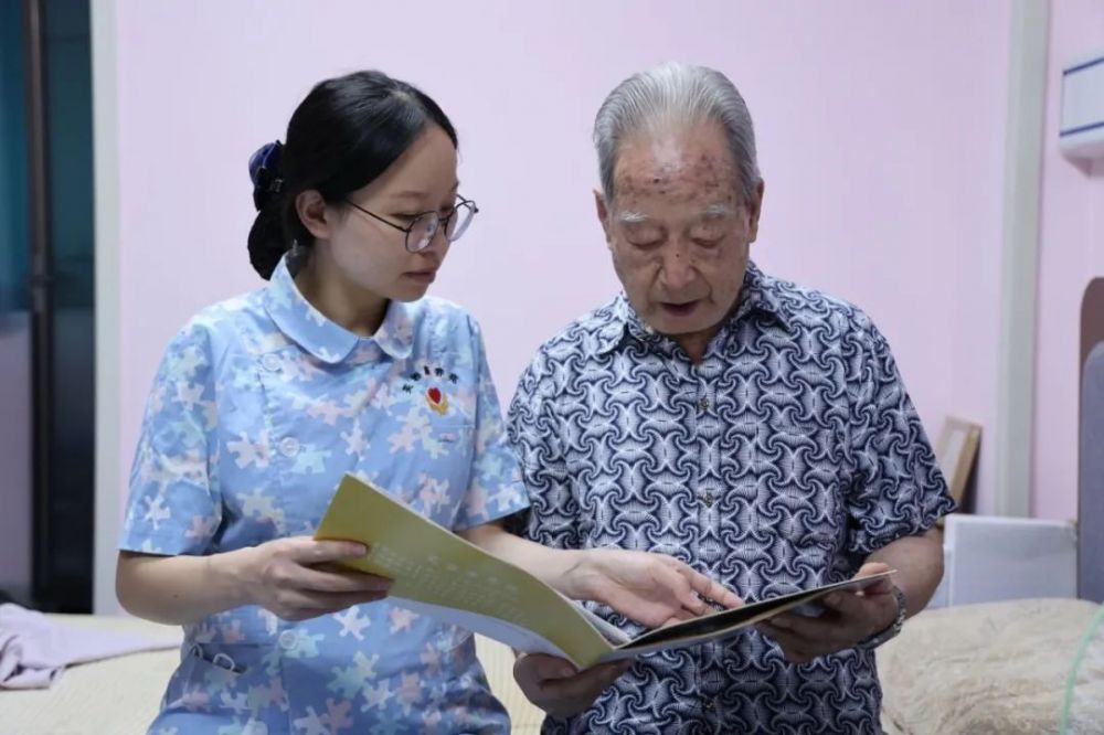 宜宾市矿山急救医院芙蓉康养苑护理人员陪伴老年人阅读.JPG