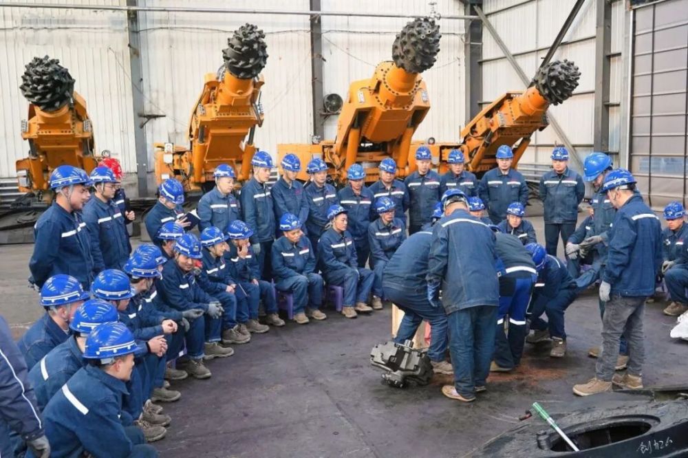 （8）2024年12月川南建工首支综掘维护检修技师团队在大同综掘机厂家技术培训.jpg